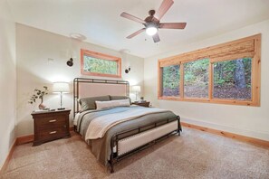 Desk, WiFi, bed sheets