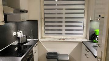 KĂŒhlschrank, Mikrowelle, Herdplatte, Wasserkocher mit Kaffee-/Teezubehör