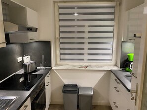 Réfrigérateur, micro-ondes, plaque de cuisson, cafetière/bouilloire