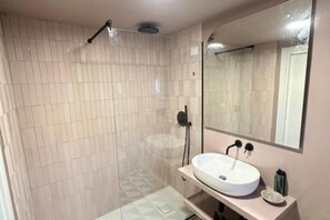 Douche, sèche-cheveux, bidet, serviettes fournies