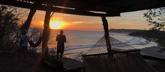 Enchanting cabin with amazing beach views in Gigante, Tola