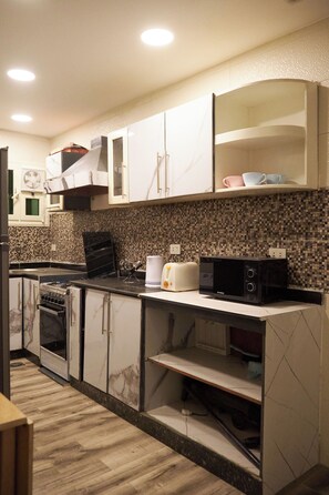 Private kitchen - Family-Friendly Stay Near the Pyramids – Safe, Spacious & Full of Giza Magic! (Giza Governorate)