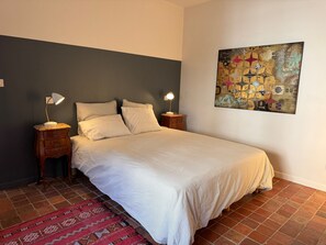 3 slaapkamers, een strijkplank/strijkijzer, gratis wifi, beddengoed