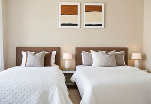 أغطية فراش متميزة وأسرّة بطبقة علوية مريحة وبديكورات فريدة لكل غرفة