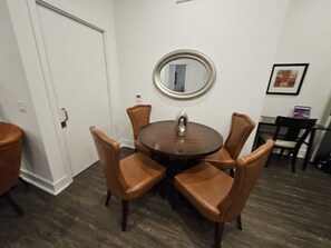 Departamento Deluxe, 2 habitaciones | Ropa de cama de alta calidad y camas con pillow-top 