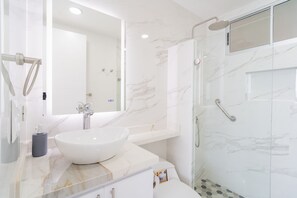 Shower, towels, toilet paper - Charming Ocean front 2-bedroom apartment in lovely Cartagena de Indias with WiFi (Cartagena de Indias)