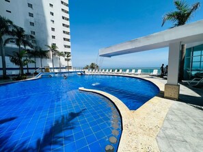 Outdoor pool - Charming Ocean front 2-bedroom apartment in lovely Cartagena de Indias with WiFi (Cartagena de Indias)