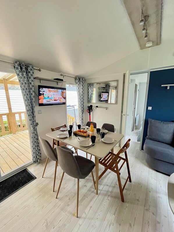 Dining - Mobil-home Bois dormant 4* in St Jean de Monts (Saint-Jean-de-Monts)