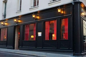 Unclassified image, 4 of 55, button - JOBO hotel - Joséphine Bonaparte (Paris)