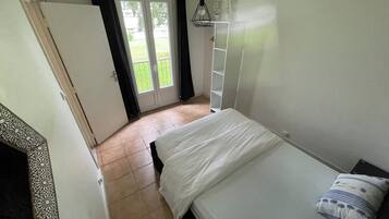 3 slaapkamers, een strijkplank/strijkijzer, gratis wifi, beddengoed