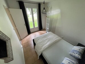 3 makuuhuonetta, silitysrauta/-lauta, ilmainen Wi-Fi, vuodevaatteet
