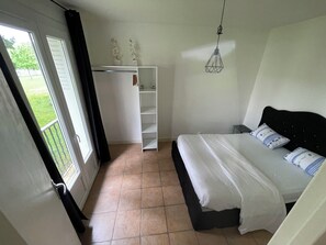 3 slaapkamers, een strijkplank/strijkijzer, gratis wifi, beddengoed