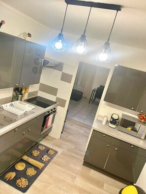 Een koelkast, een microgolfoven, een oven, een kookplaat