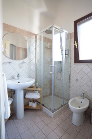Douche, sèche-cheveux, bidet, serviettes fournies