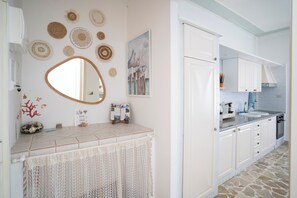 Fridge, oven, stovetop, dishwasher