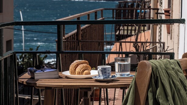 A balcony with a table set for breakfast, overlooking the sea. - At 30 MT from the sea Apartment 6 places in Aci Trezza (Aci Castello)