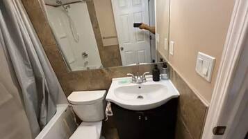 Haartrockner, Bidet, Handtücher, Seife