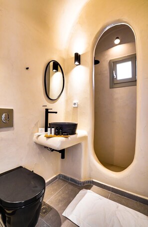 Douche, sèche-cheveux, serviettes fournies, savon