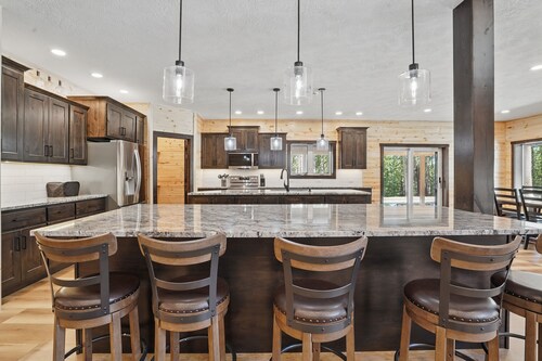 Spacious 8-bedroom house with WiFi, AC, Hot Tub South of Lead