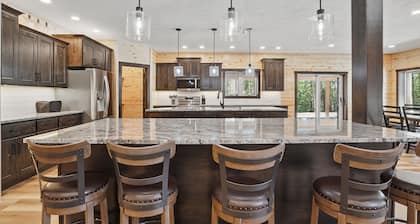 Spacious 8-bedroom house with WiFi, AC, Hot Tub South of Lead