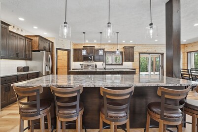 Spacious 8-bedroom house with WiFi, AC, Hot Tub South of Lead