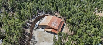 Spacious 8-bedroom house with WiFi, AC, Hot Tub South of Lead