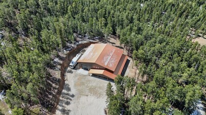 Spacious 8-bedroom house with WiFi, AC, Hot Tub South of Lead