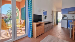 Een moderne keuken met een magnetron, broodrooster en koffiezetapparaat.