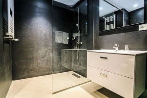 Safe på rommet, blendingsgardiner, lydisolert og wi-fi (inkludert)