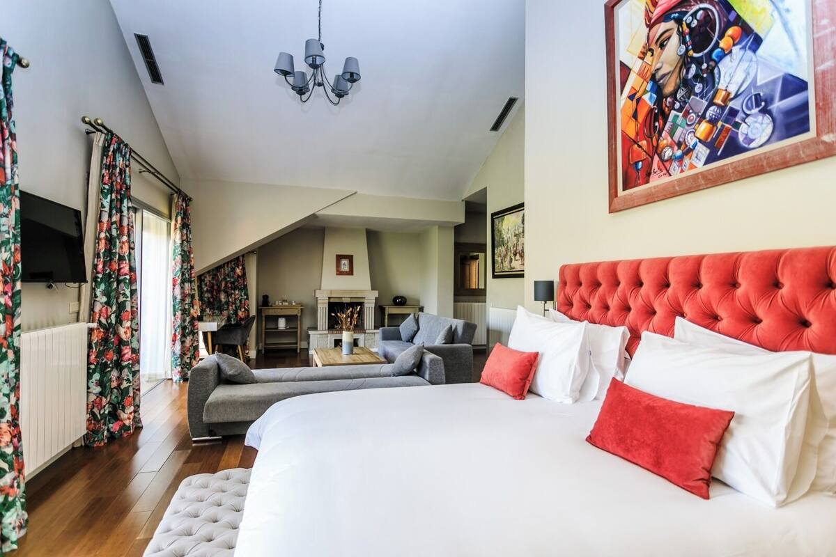 Deluxe Suite | In-room safe, blackout curtains, soundproofing, free WiFi