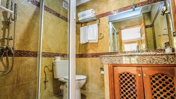 Kahden hengen classic-huone | 1 makuuhuone, tallelokero huoneessa, pimennysverhot, äänieristys