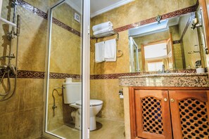 Classic Double Room | 1 bedroom, in-room safe, blackout drapes, soundproofing