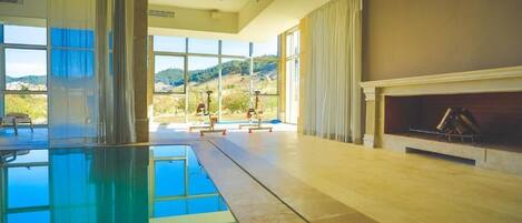 실내 수영장, 시즌별로 운영되는 야외 수영장