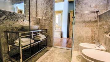 Deluxe Room | In-room safe, blackout drapes, soundproofing, free WiFi