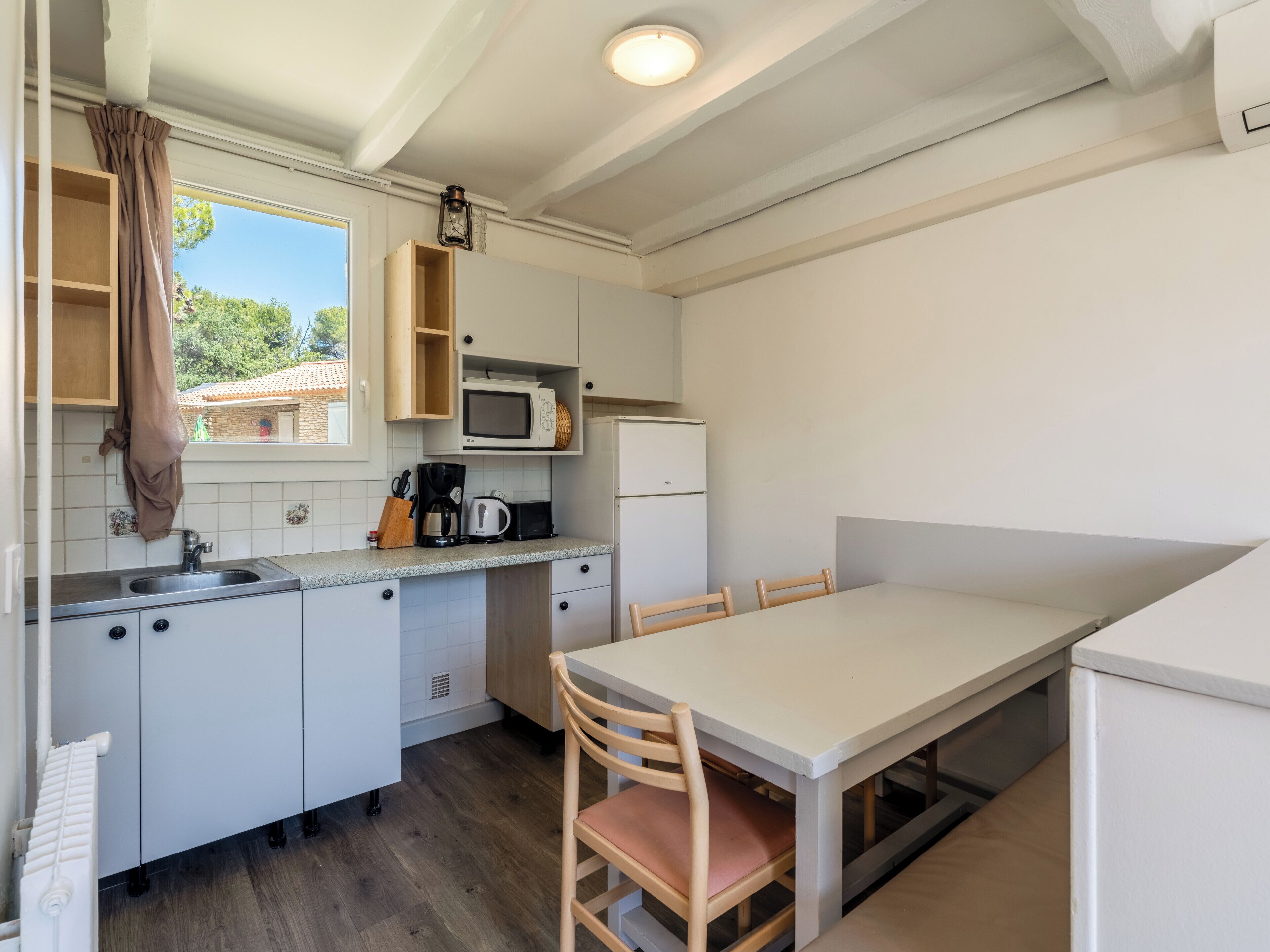 Een koelkast, een microgolfoven, een kookplaat