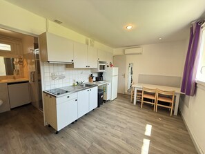 Fridge, microwave, stovetop, coffee/tea maker - Bright T3 cottage in secure domain (La Roque-sur-Pernes)