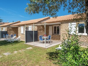 Outdoor dining - Bright T3 cottage in secure domain (La Roque-sur-Pernes)