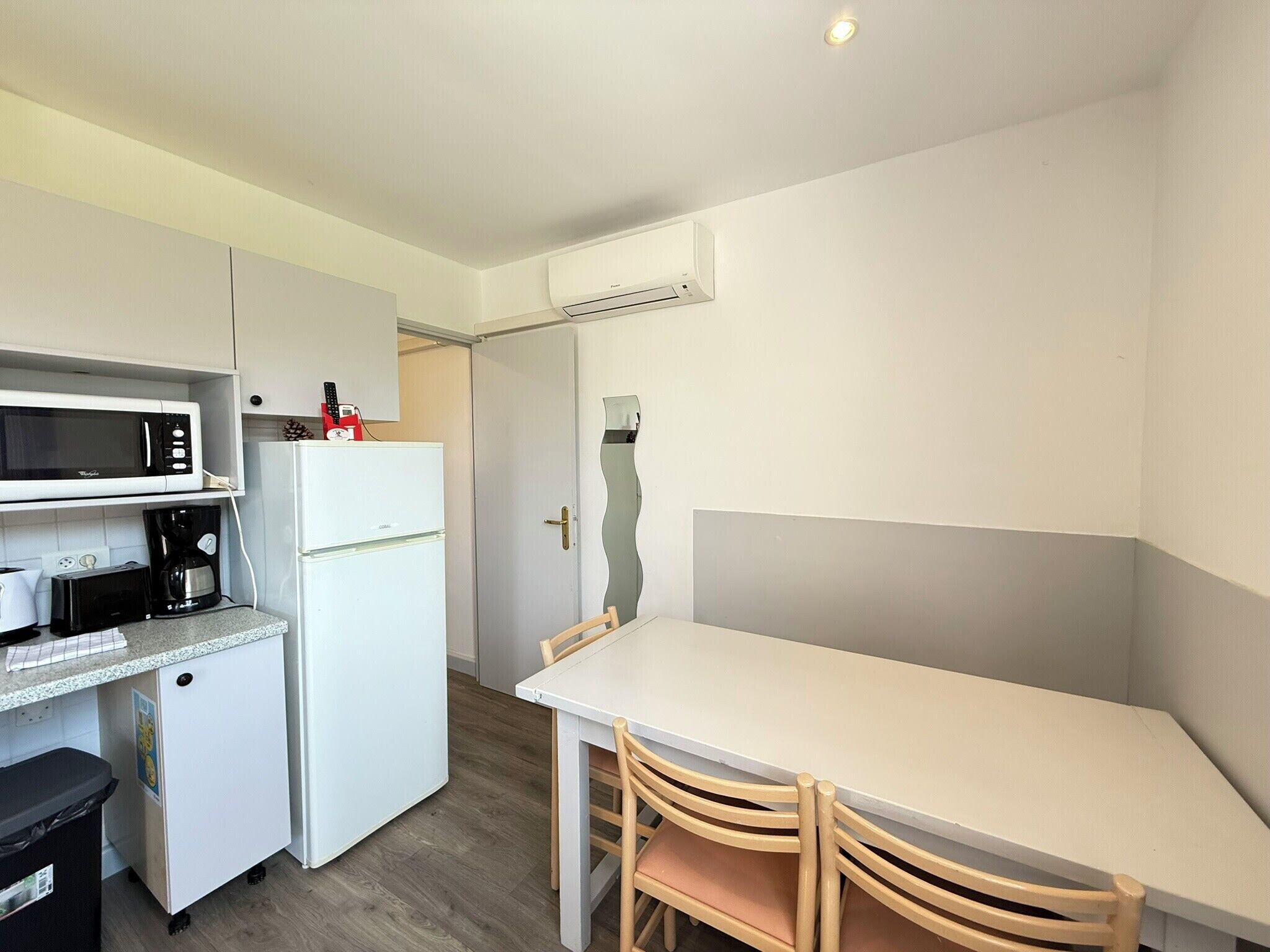 Een koelkast, een microgolfoven, een kookplaat