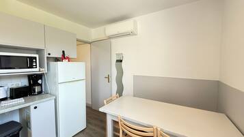 Réfrigérateur, micro-ondes, plaque de cuisson, cafetière/bouilloire