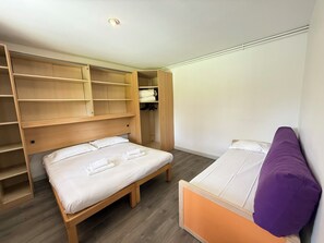 2 bedrooms, WiFi, bed sheets - Bright T3 cottage in secure domain (La Roque-sur-Pernes)