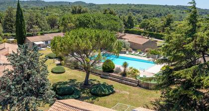 Maison provençale avec jardin en résidence