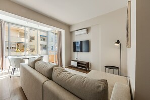 TV - Stylish Apartment in Lungomare with Sea View by PikHost (Vlorë)