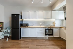Fridge, microwave, oven, stovetop - Stylish Apartment in Lungomare with Sea View by PikHost (Vlorë)