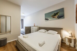 1 bedroom, iron/ironing board, WiFi, bed sheets - Stylish Apartment in Lungomare with Sea View by PikHost (Vlorë)