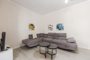 TV - Sun & Sea 1BR Apartment (Vlorë)