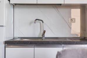 Frigorifero, forno, piano cottura, macchina per tè/caffè