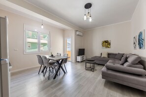 TV - Sun & Sea 1BR Apartment (Vlorë)