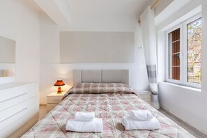1 habitación, tabla de planchar con plancha, wifi y ropa de cama