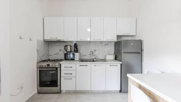 Frigorífic, microones, forn i placa de cuina