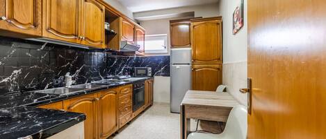 Een koelkast, een magnetron, een oven, een kookplaat